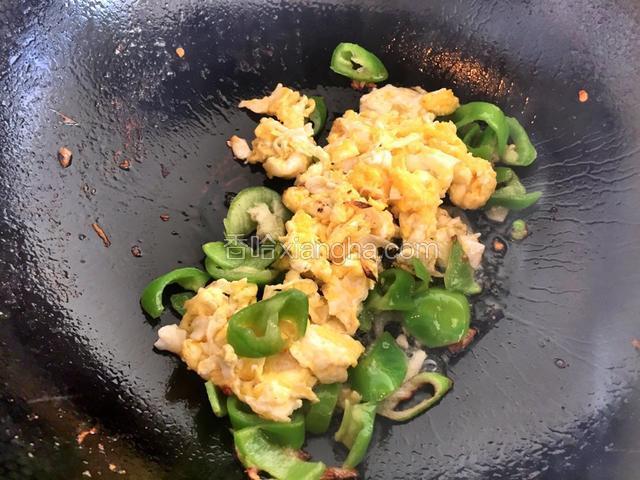 加入鸡蛋翻炒，这时候添加少许食盐。