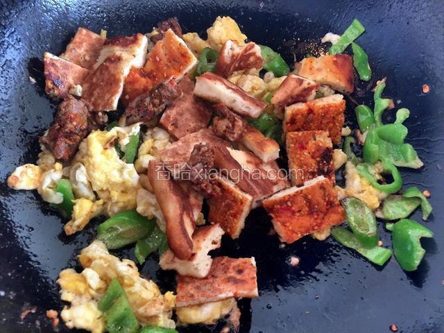 翻炒后，加入馕翻炒，因为馕烧烤时加料了，所以这时候不用添加任何调料。