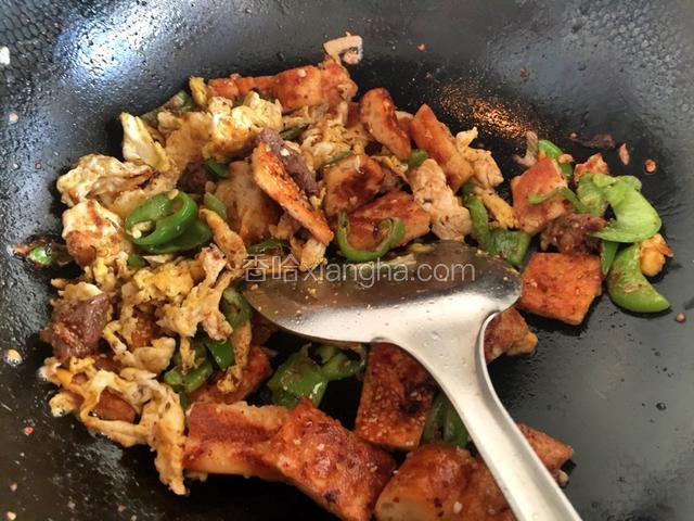 翻炒至鸡蛋熟透，各种食物都变色后即可关火。
