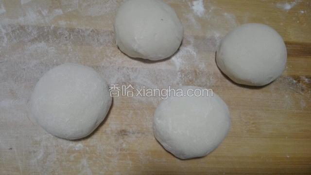面粉用温水和面，揉成较软面团松弛半小时，再分成小面团，盖保鲜膜松弛十五分钟！