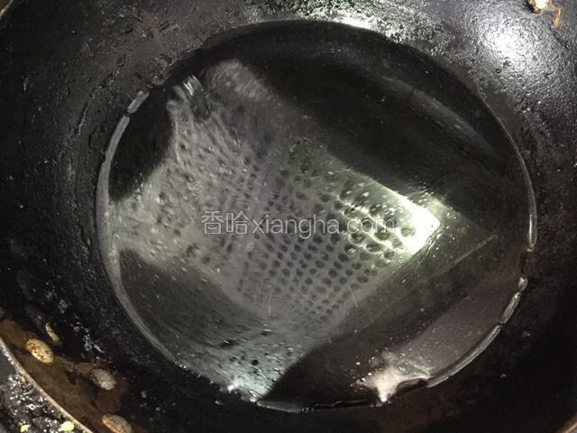 锅内添水，大火烧开。
