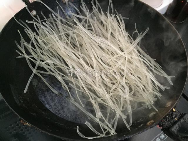 水开后将粉条扔进水，煮开。