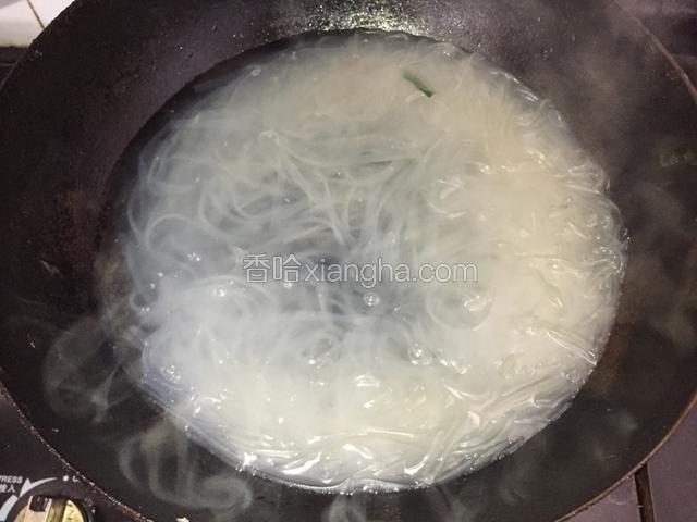 煮开后，关火泡一会，一小会就可。然后放到凉白开水里泡一会。