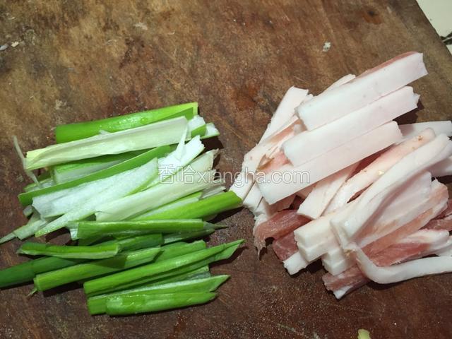葱切丝，肉切丝。