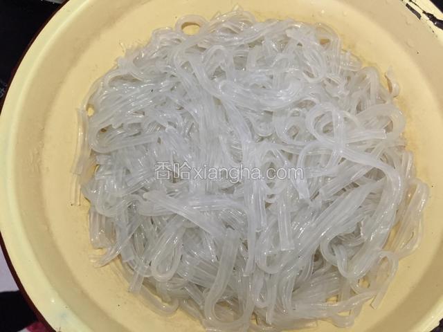 粉丝从凉水中捞出，沥干水分。