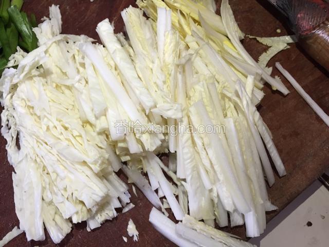 白菜切丝备用。