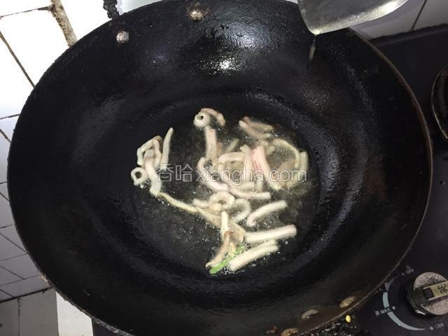 锅里添油，油热后倒入肉丝翻炒几下。
