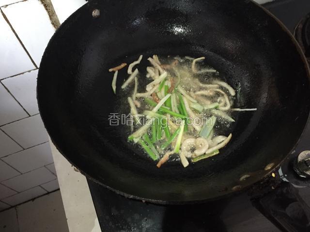 上色后倒入葱丝，翻炒爆锅。