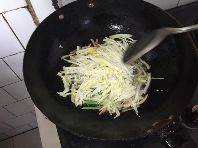 再倒入白菜丝翻炒至变软。