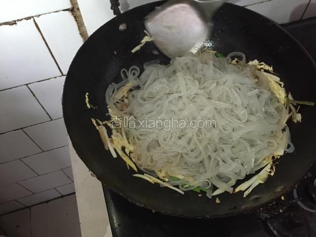 倒入沥干水的粉条，翻炒几下，加入盐、酱油。