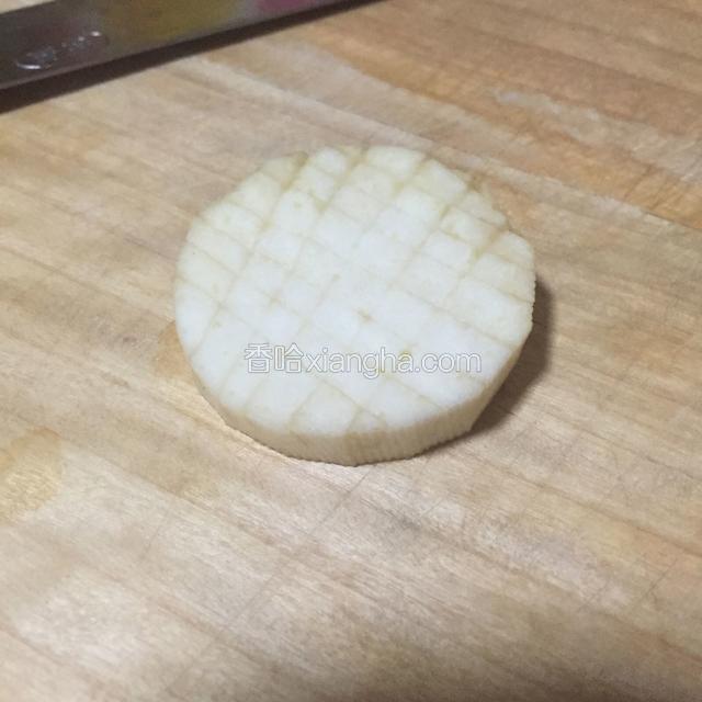 把茄子去皮（也可以不去皮）切成厚片泡在盐水里防止氧化。（图片是改了刀的茄子）