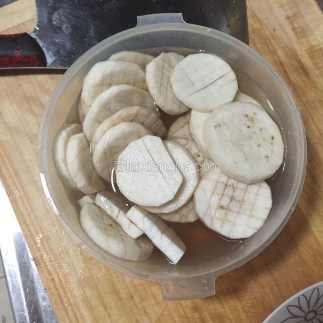 给茄子改成十字斜花刀，放在淡盐水里防止氧化。（斜花刀就是刀是45度切）