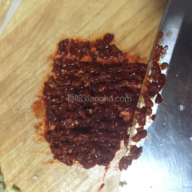 把郫县豆瓣酱切碎。