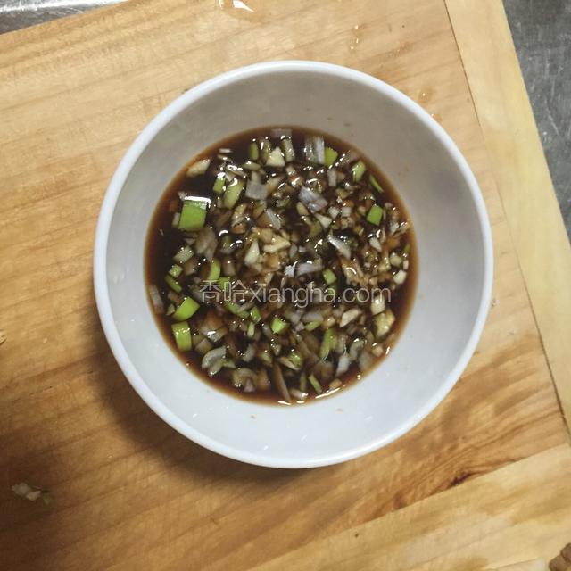 把葱姜蒜碎和酱油，醋，糖混在一起，加入少许淀粉调匀。（鱼香汁的料是1:1:1的比例，根据食材酌情添加）