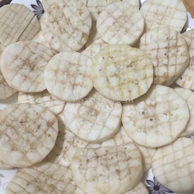 把茄子放入微波炉高火5分钟左右。
