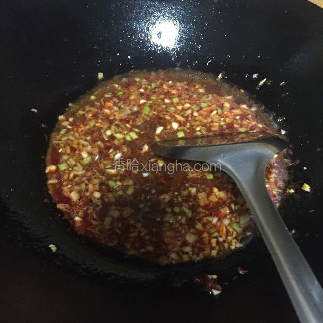 加热茄子的同时炒料汁（加入少许水）最后加入一点香油。