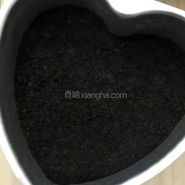 1、饼干碎140g+隔水融化的50g黄油搅拌均匀铺在磨具底部