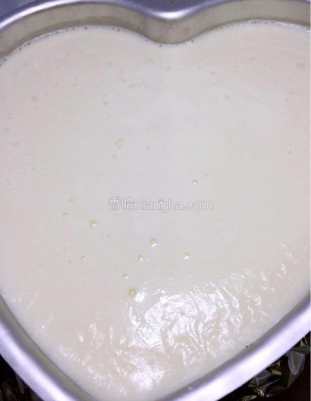 白糖40g+纯净水70g+吉利丁片10g隔水融化倒入400g自制无糖酸奶里搅拌均匀倒入磨具里冷冻半小时