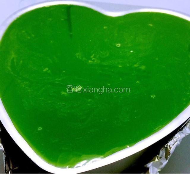 吉利丁片10g+白糖40g+70g黄瓜汁隔水融化倒入剩余的黄瓜汁里搅拌均匀到入磨具里冷冻1小时或冷藏4小时以上