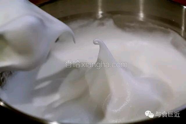 蛋白用电动打蛋器打至鱼眼泡状态后，加入几滴白醋，同时开始一边搅打一边分次加入细砂糖打至湿性偏硬的状态，备用。