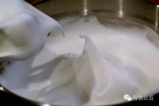 蛋白用电动打蛋器打至鱼眼泡状态后，加入几滴白醋，同时开始一边搅打一边分次加入细砂糖打至湿性偏硬的状态，备用。