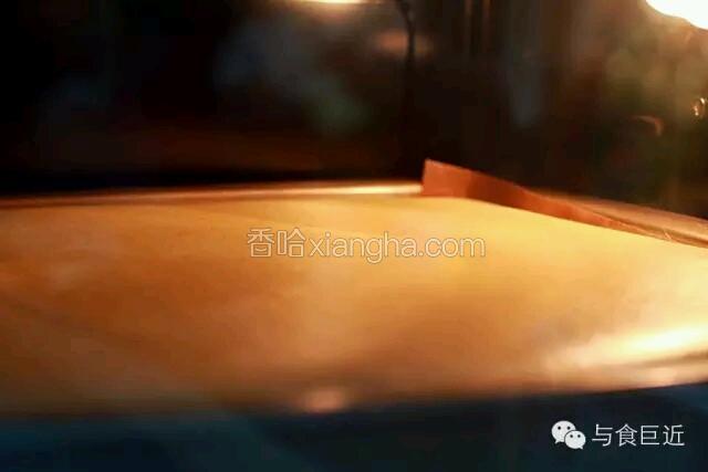 从30cm高处将面糊倒入磨具，刮平表面后将大气泡震出。入预热好的烤箱中层烤17分钟即可。