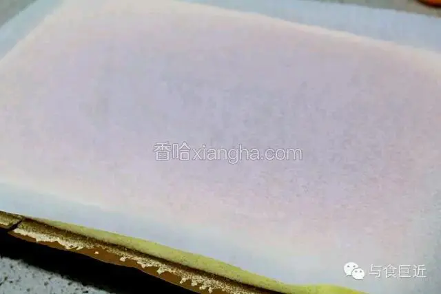 出炉震一下，立即将蛋糕连同烤纸移至烤架上。稍晾几分钟后在面上虚铺一张新的油纸。
