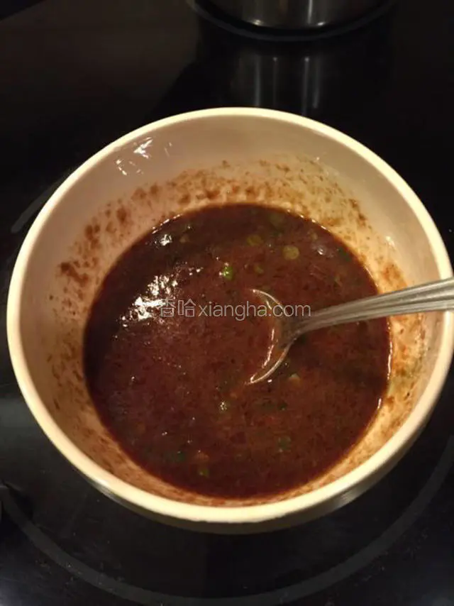 把沙茶和海鲜酱搅拌好，加小量温水希解酱料。