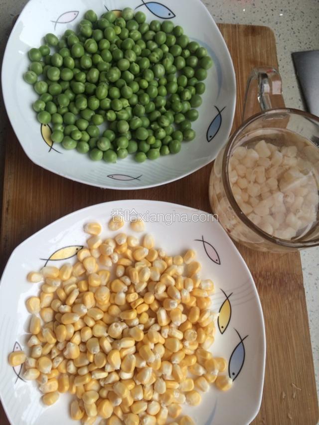 干壳肉用温水泡5分钟左右 青豆和玉米准备好