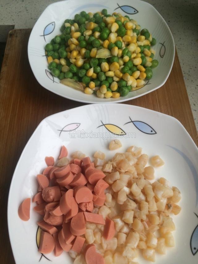 青豆和玉米焯一下水 捞起过凉水 沥干 把贝壳肉里的水到干 切好香肠