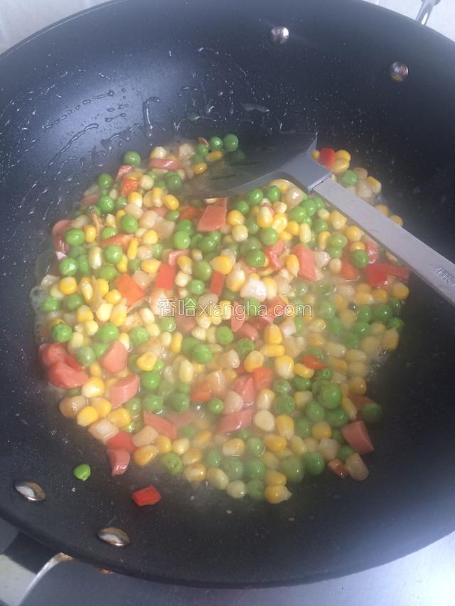 放入青豆和玉米 放白糖 盐 料酒 在放入淀粉水勾芡后在放鸡精炒几下 就可以出锅了