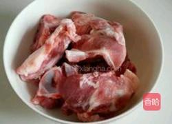 脊骨炖土豆的做法图解1