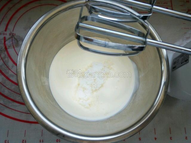 利用这时打发淡奶油，从冰箱拿出淡奶油倒入干净无水盆中加入白糖