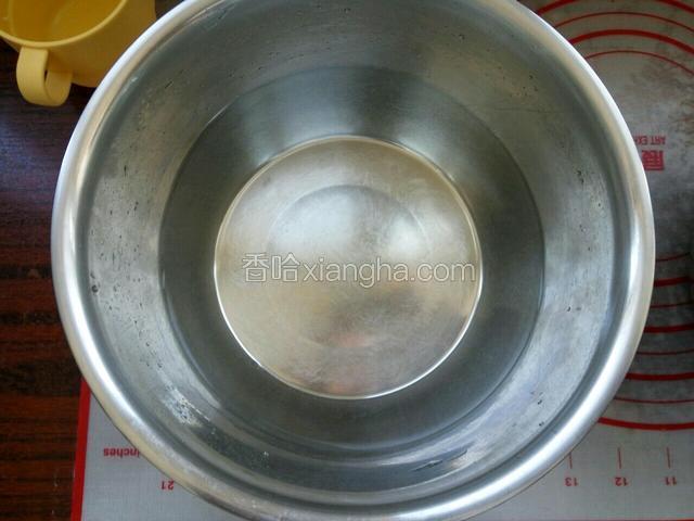 在从冰箱中把提前冷藏冰水盆拿出来