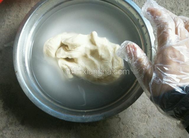 小盆子里加入半盆凉水！像洗衣服那样在水里揉面团