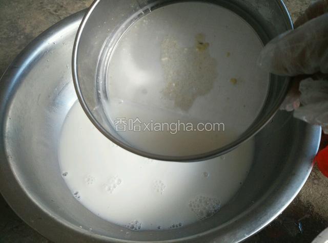 把洗面水用过滤网过滤一下倒入大盆子里！接着在小盆里倒凉水继续洗面！
