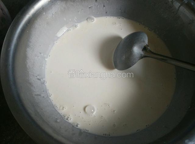 五六个小时后把上面的清水小心倒出！剩下面糊！搅拌均匀