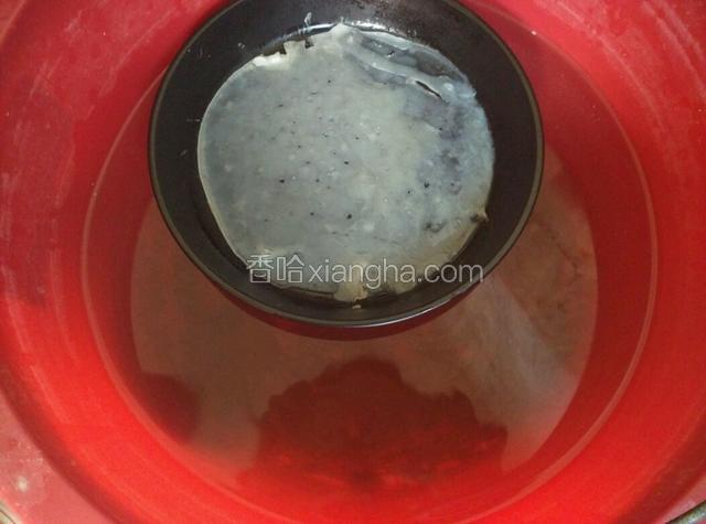 拿出后立刻放入凉水中！一分钟后就可以轻松的揭下来了！再拿另一个盘子抹油！倒面糊继续做