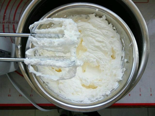 隔冷水用电动打蛋器低速打发淡奶油，打倒感觉有阻力看上有纹路，蛋抽拉起有尖角这时就行了