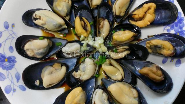 热油浇在青口贝上即可，出香味美美吃一顿，吃的时候直接蘸盆里调料即可。