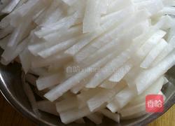 鲫鱼萝卜汤的做法图解1