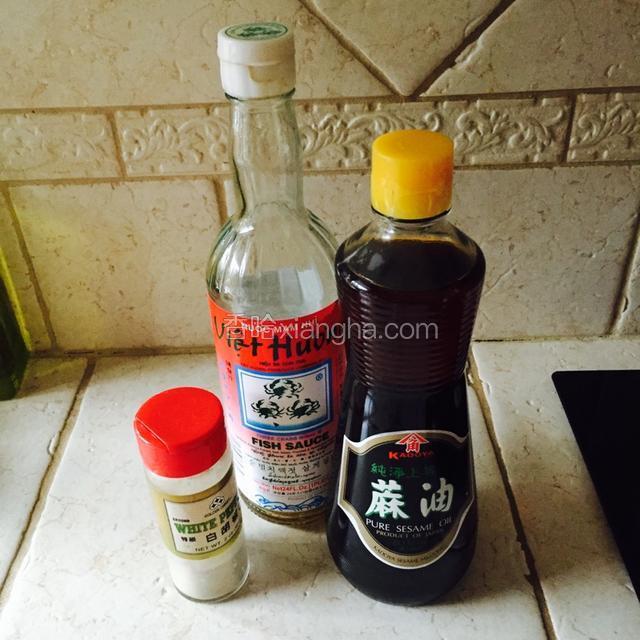 放少许白胡椒粉，香芝麻油，一汤匙鱼露到馅肉里搅均匀。
