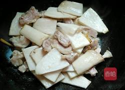 肉片炒鸡腿菇的做法图解5