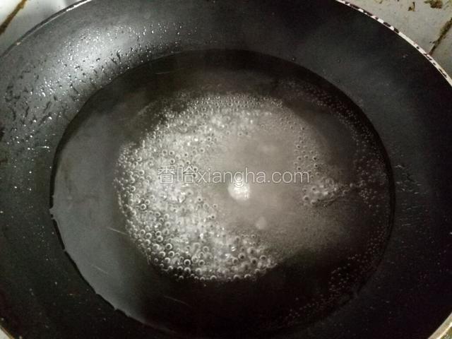 锅中加水和白糖小火慢慢熬