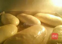 Illustration of how to make kiwi cream sandwich bread 5