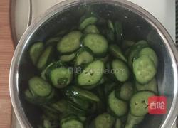 酸酸甜甜辣黄瓜 的做法图解1