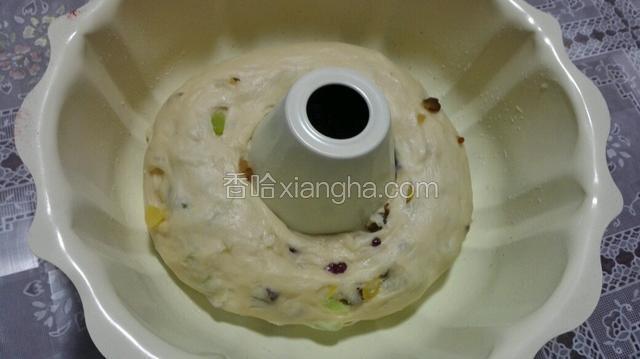 整出圆形放入中空模具，放温暖处进行二次发酵！