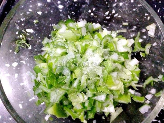 把葱放入碗中，放入适量的油，盐，搅拌均匀。