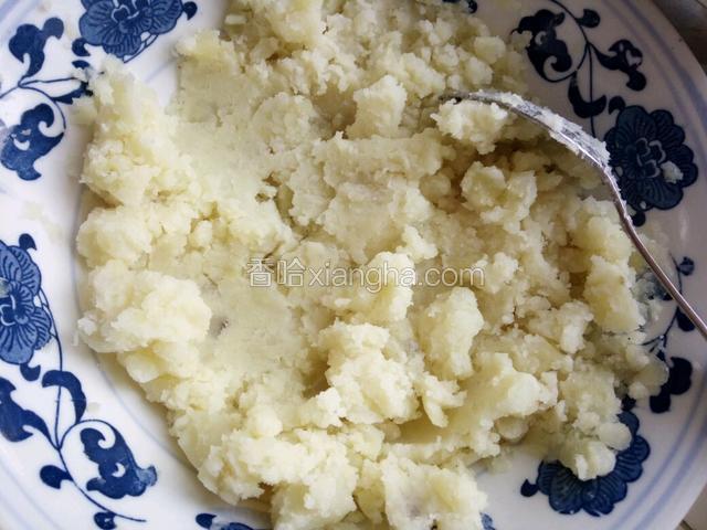 土豆去皮，切片入蒸锅，蒸熟后按成泥