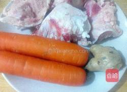 胡萝卜牛筒骨汤的做法图解1